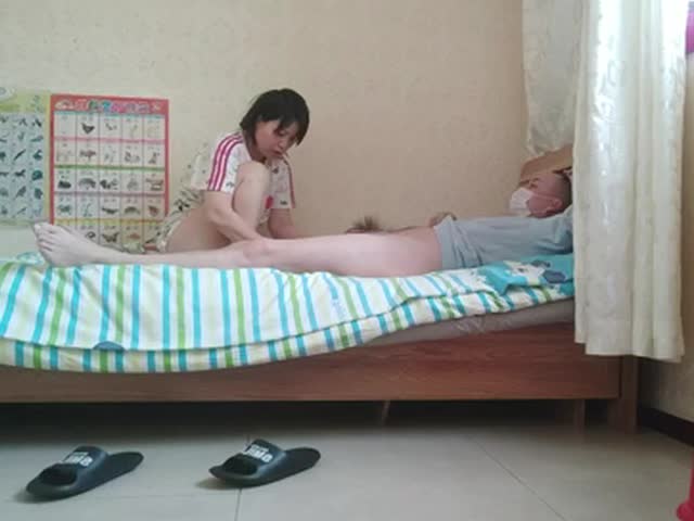 玩手机的东北小妹 �