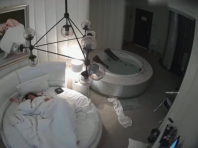 偷拍单位领导和美女下属情趣酒店开房�