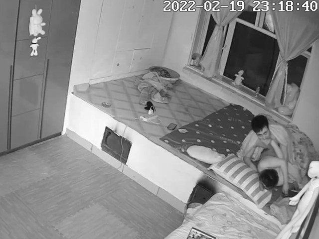 年轻夫妻晚上做爱发现忘记关摄像头�