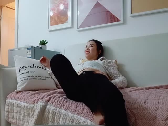 大红唇良家骚货少妇,伸进内裤摸穴,超级视角拍摄,舔骚逼叫的大声�