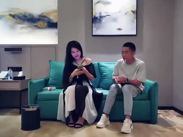 小哥现金支付,干了位时尚气质的美少妇,据说是打牌输钱了�