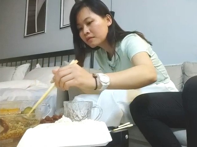 网恋新人良家少妇,吃饱喝足再操逼,撩起衣服吸奶子�
