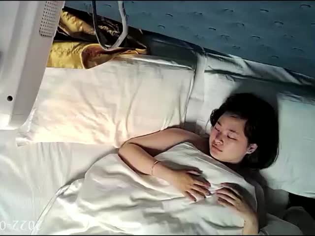 偷拍年轻小情侣缠绵做爱对白清晰�
