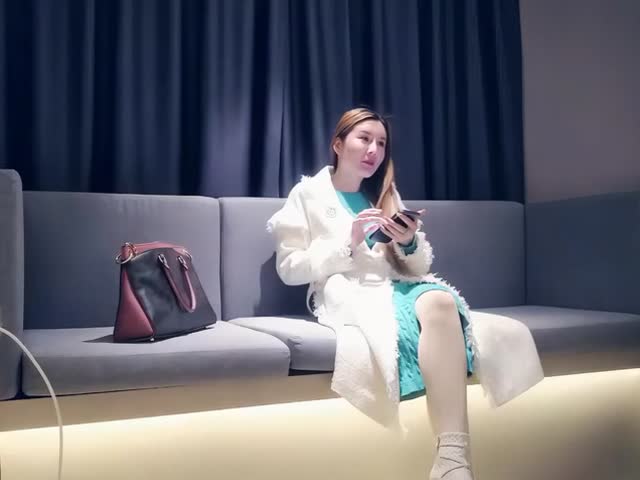 寻花偷拍-男主高价約了个高颜值绿色长裙苗窕御姐…�