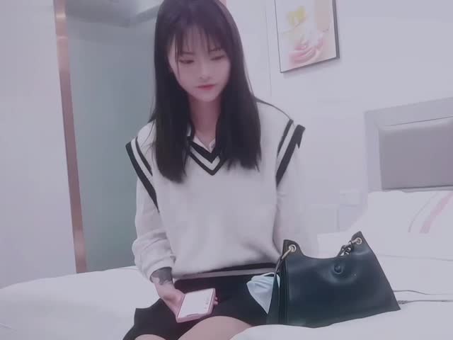 探花阿柒酒店2000块约炮19岁刚下海的,艺校舞蹈系清纯学妹�