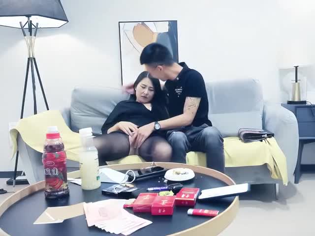 【三太子探花】，精神小伙干极品美少妇�