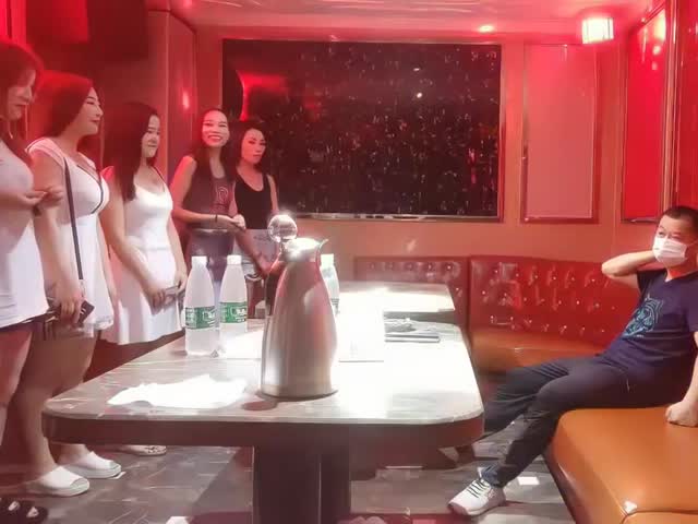 【探花炮哥】，全网商K偷拍独家，选妃一排美女�