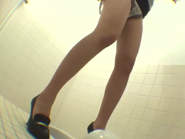 【重磅来袭】超清晰厕所偷拍