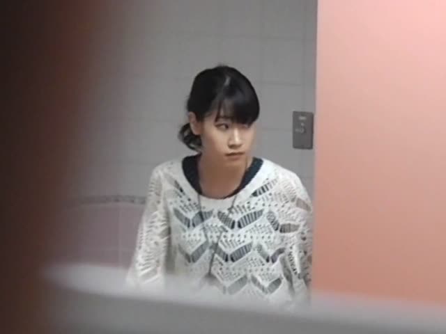 大胆坑神潜入师范大学女卫独占一个坑位连续偸拍�