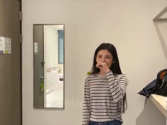 火爆泡妞大神『南橘子』约操长腿健身牛仔裤少妇�