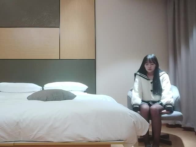 JK装短裙黑丝极品女神,隔着内裤磨蹭小穴,换上女仆装跪地深喉�