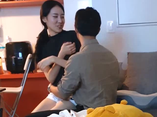 火爆全网泡良达人金先生,约炮身材苗条玲珑的气质艺校美女大学生)�
