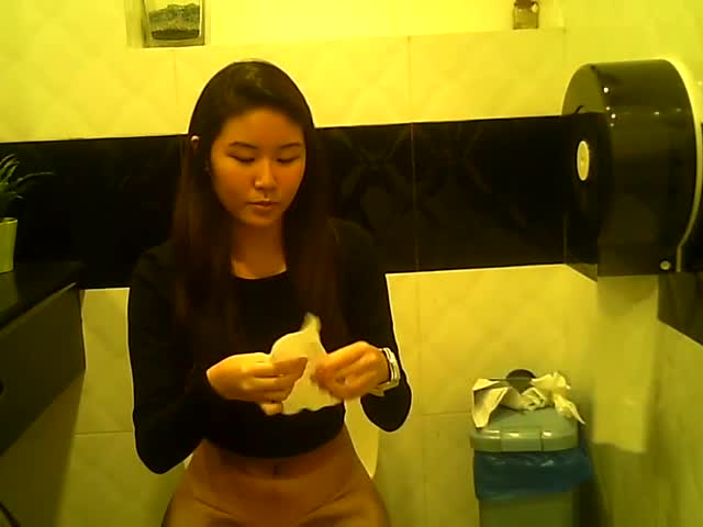 偷拍多位漂亮的少妇嘘嘘�