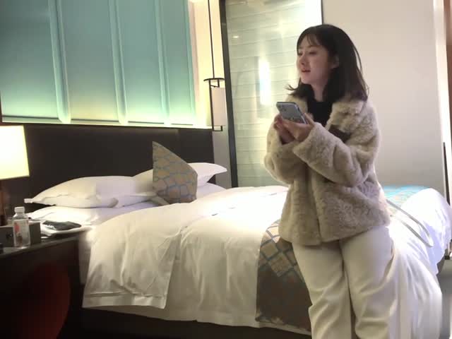阿柒探花酒店约炮,21岁的大二学生,让她换上制服�