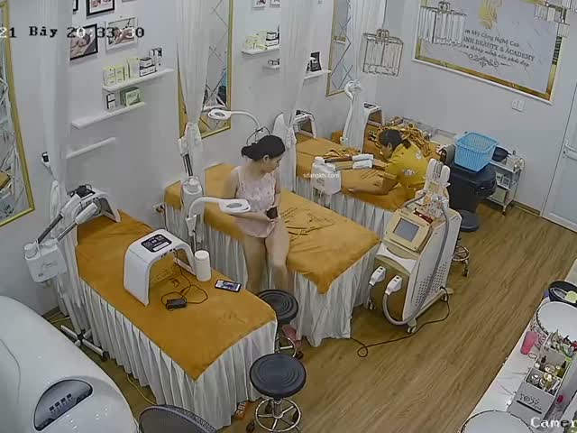 攝像頭偷看女顧客脫光衣�