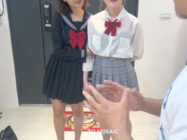 两个学生妹误闯情色按摩一起被干翻…�