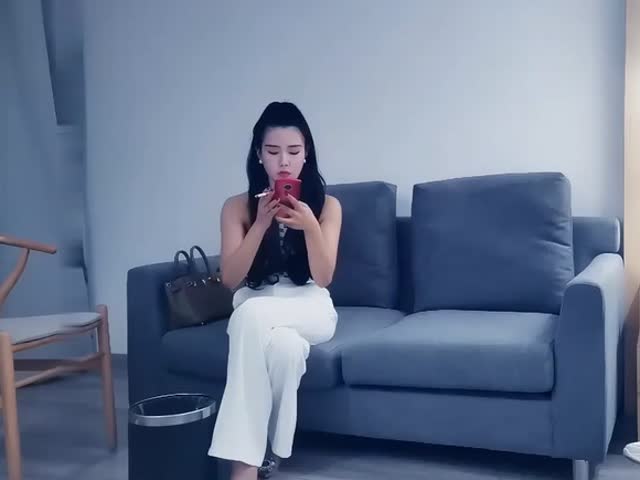 气质身段超好模特兼职美女,掏出大屌吸吮深喉�