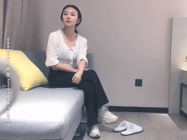 气质文静168CM外围美女,隔着内裤摸屌,妹子很听话�