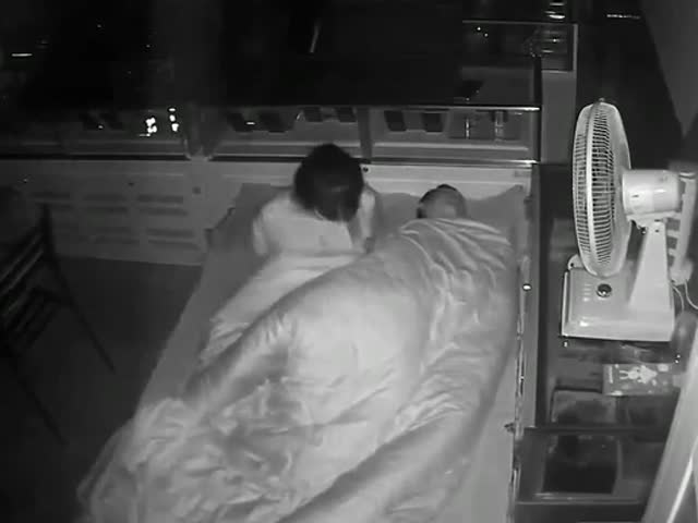 监控摄像头偷拍老板娘夫妻半夜睡醒做爱啪啪啪�