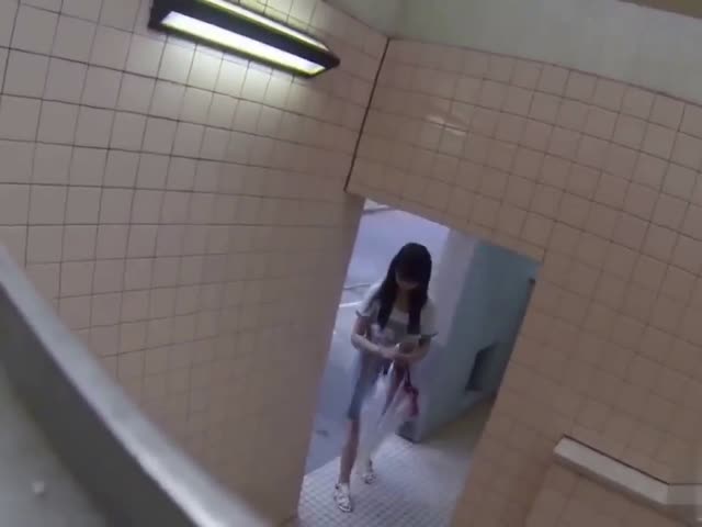 偷拍隔壁厕位几个美女尿尿非常清晰�