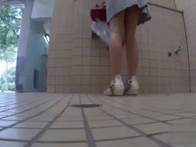 偷拍隔壁厕位几个美女尿尿非常清晰