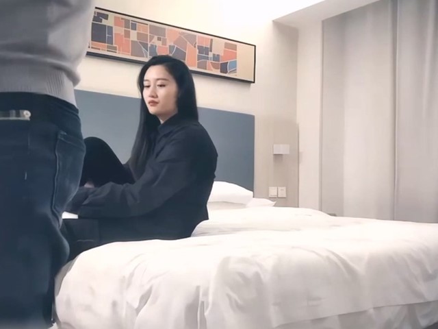 刚下海不久兼职外围美女,御姐型扑倒要亲嘴,穿上黑丝抓着奶子吸吮�