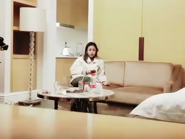 约了个大奶妹子TP啪啪,沙发上玩弄一番口交大力猛操呻吟�