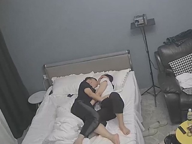 流出酒店投影房,偷拍年轻小情侣开房�