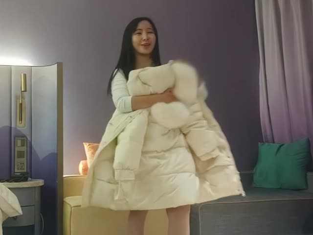 丰乳肥臀大奶妹,超短裙一把抱住揉奶子�