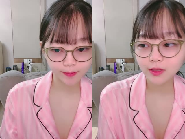 白嫩肥臀清纯系眼镜骚妹镜头前揉搓小穴…�