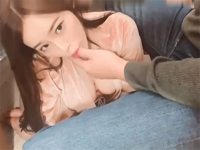 和可爱大奶女友在家做爱�