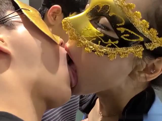 绿意盎然,超顶绿妻大神拍摄极品美娇妻,情趣女警老婆3P单男�