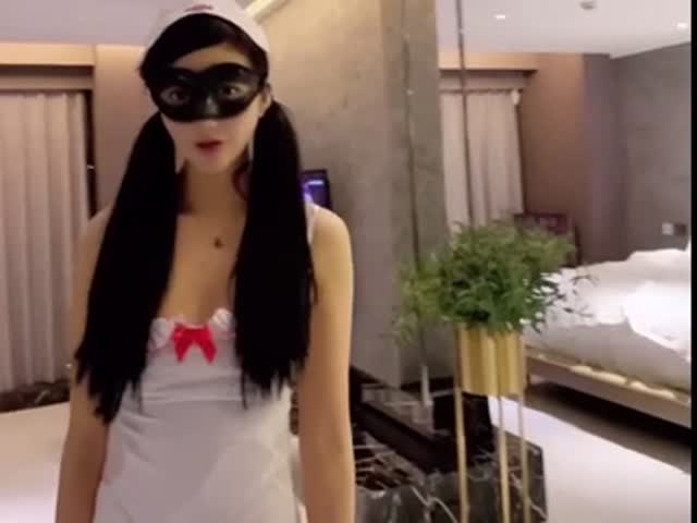 小护士情趣打闹,小烈唇含住肉棒吃得津津有味...�
