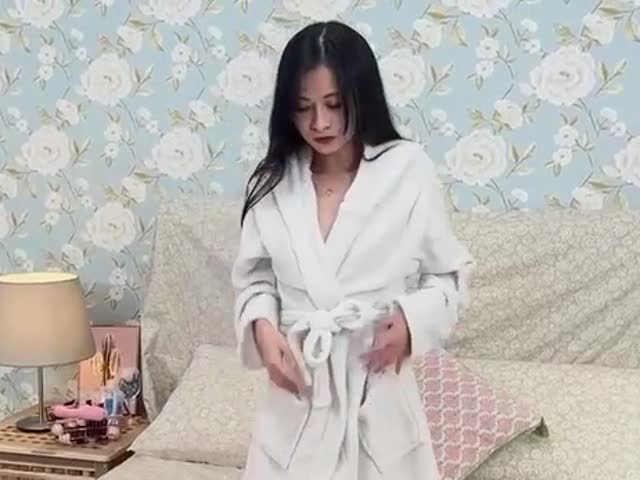美女模特小婕被猥琐摄影师下药受不了了�