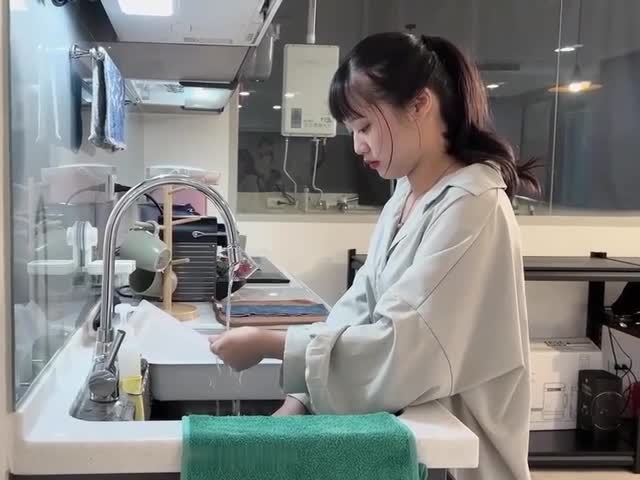 少女在厨房做事的时候突然好想吃大鸡巴,刚好出现两个男人解飢渴�