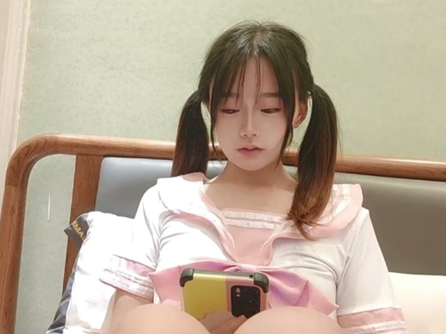 糖心出品-萝莉表妹的色情勾引-婷萝莉�