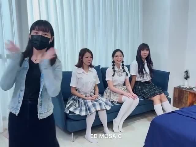 三个风骚学生妹在干妈家被干爹们课后辅导…�