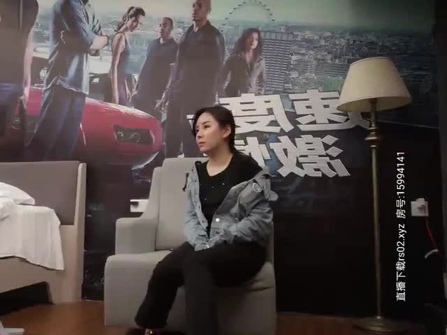 小哥约了个牛仔外套妹子,沙发扣逼�