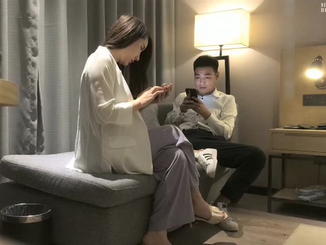 温柔气质御姐胸前鼓胀白嫩奶子�