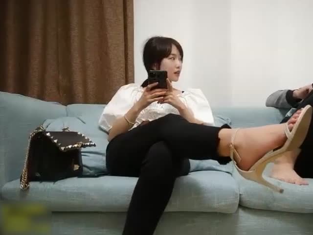 对这个贴身白衣的丰满美女无法抵挡,肉体丰腴迷人前凸后翘跪爬�