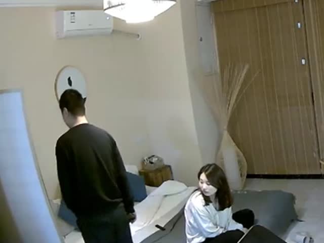 日式秋千房偷拍休息日白领美女和领导开房过夜�