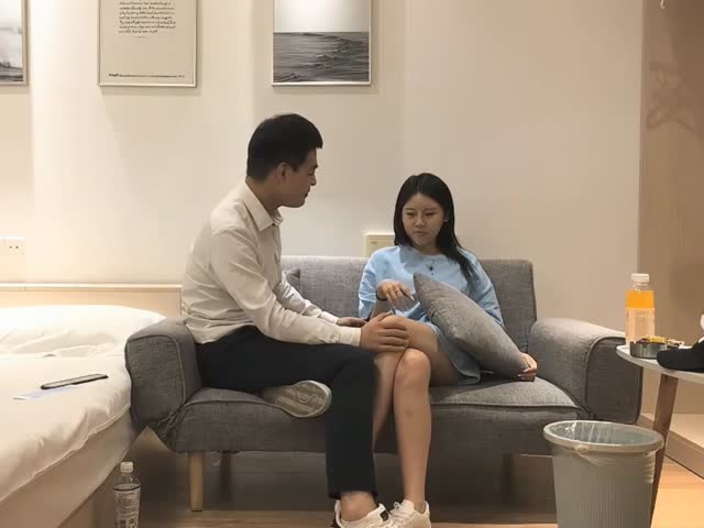 蓝衣漂亮小姐姐笔直大长腿�