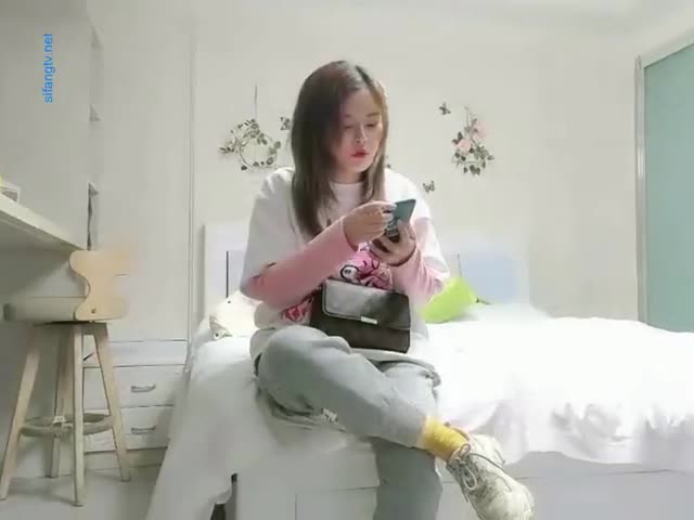 肉感骚妇偷情狼友,惨被渣狼友偷拍...�