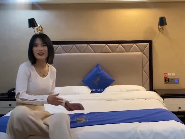 花臂哥酒店约炮 家里缺钱出来兼职的美女�