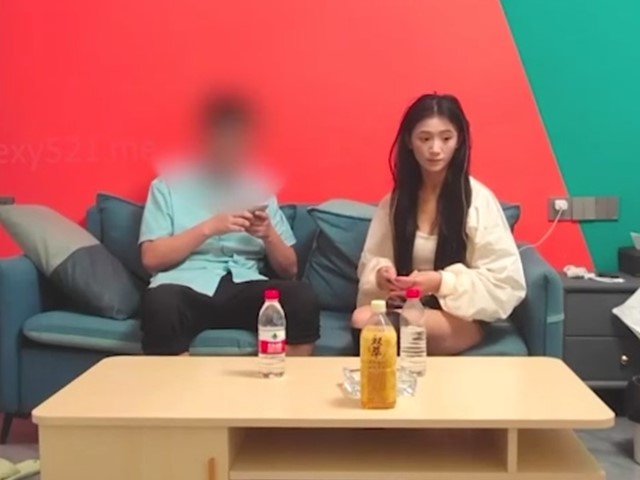 探花路虎2-3000约的花臂小妹，身材极好还可以抱起来操�