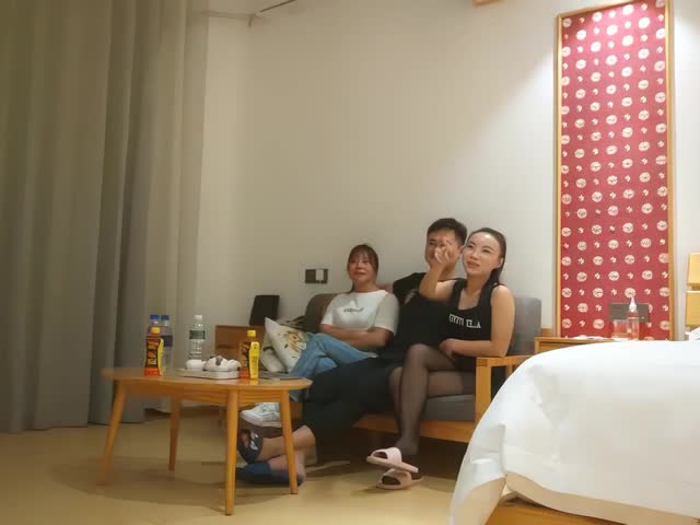 【换妻传媒】约一对中年夫妻4P交换�