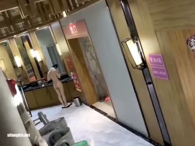 【偷拍】大神躲在浴室通风管�