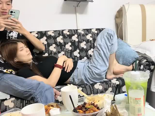 苗窕大奶妹子和男友沙发上激情操逼...�