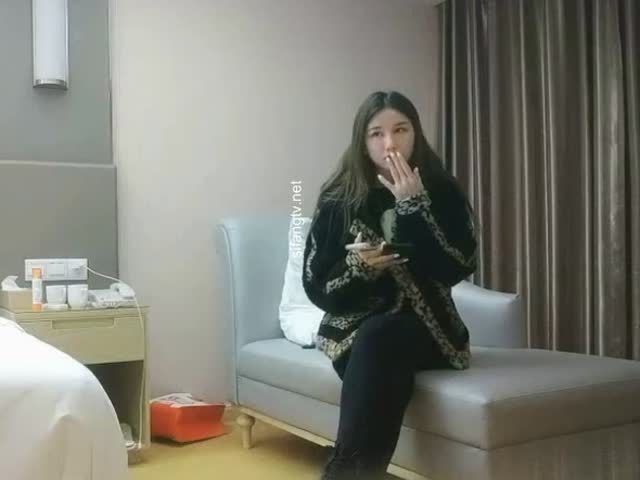 利哥探花,第一场把女的逼干裂了,漂亮小姐姐被大鸡巴小伙狂操�