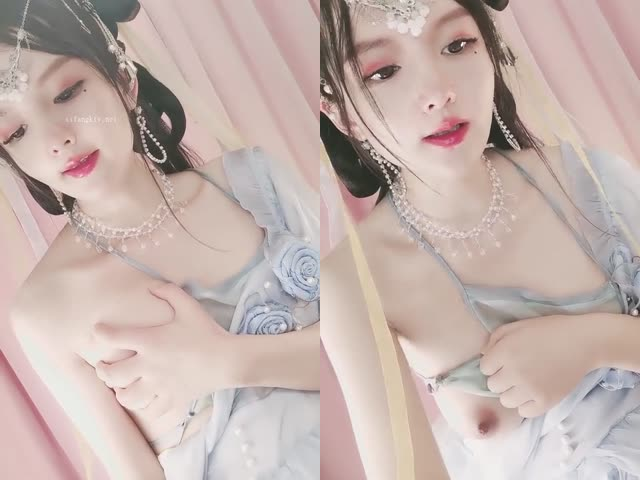 来看看清纯小骚逼的自慰游戏